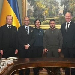 Prezident Zelenskyj s pozérmi z českého parlamentu