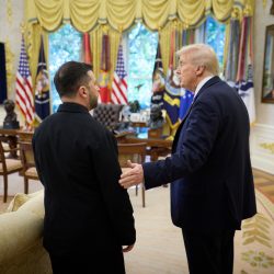 Prezidenti Trump a Zelenskyj v Oválnej pracovni Bieleho domu v piatok 17. 10. 2025