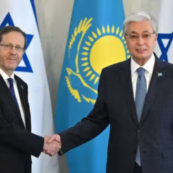 Privítanie v AkOrde v Astane. Zľava izraelský prezident Jicchak Herzog a kazašský prezident Kasym-Žomart Tokajev