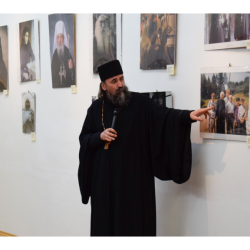 Protojerej Peter Savčák pri výklade na vernisáži v Ruskom centre vedy a kultúry v Bratislave 15. 1. 2026