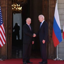 GENEVA, SWITZERLAND  JUNE 16, 2021: Russia's President Vladimir Putin (L) and US President Joe Biden shake hands as they meet for talks at the Villa La Grange. Sergei Bobylev/TASS

Øâåéöàðèÿ. Æåíåâà. Ïðåçèäåíò Ðîññèè Âëàäèìèð Ïóòèí è ïðåçèäåíò ÑØÀ Äæî Áàéäåí (ñëåâà íàïðàâî) âî âðåìÿ ñîâìåñòíîãî ôîòîãðàôèðîâàíèÿ ïåðåä íà÷àëîì âñòðå÷è â ðàìêàõ ðîññèéñêî-àìåðèêàíñêîãî ñàììèòà íà âèëëå Ëà-Ãðàíæ. Ñåðãåé Áîáûëåâ/ÒÀÑÑ