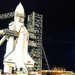 Raketoplán Buran s nosnou raketou Energija na kozmodróme Bajkonur