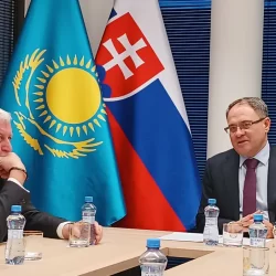 Roman Vassilenko na jednom z podujatí aktuálnej návštevy SR, vľavo bývalý veľvyslanec SR v Kazachstane Peter Juza Roman Vassilenko na jednom z podujatí aktuálnej návštevy SR, vľavo bývalý veľvyslanec SR v Kazachstane Peter Juza