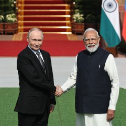 Ruský prezident Vladimir Putin a indický premiér Naréndra Módí si podávajú ruky pred Hyderabad House v Naí Dillí 5. 12. 2025