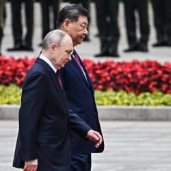 Ruský prezident Vladimir Putin a jeho čínsky náprotivok Si Ťin-pching pred Veľkou sieňou ľudu v Pekingu 20. mája 2026