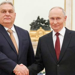 Ruský prezident Vladimir Putin víta maďarského premiéra Viktora Orbána v moskovskom Kremli 28. 11. 2025