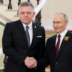 Ruský prezident Vladimir Putin víta slovenského premiéra Roberta Fica v Kremli 9.5.2025 Ruský prezident Vladimir Putin víta slovenského premiéra Roberta Fica v Kremli 9.5.2025