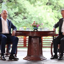 Sergej Lavrov a Wang I počas stretnutia na okraj zasadnutia ministrov zahraničných vecí ŠOS v Pekingu 13. júla 2025 Sergej Lavrov a Wang I počas stretnutia na okraj zasadnutia ministrov zahraničných vecí ŠOS v Pekingu 13. júla 2025