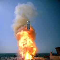 Skúšobné odpálenie taktickej strely Tomahawk z torpédoborca USS Stethem v r. 2003