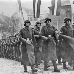 Slávnostný pochod Lotyšskej légie (Waffen-SS) v Rige (r. 1943)