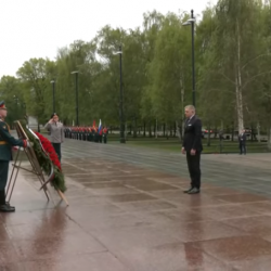Slovenský premiér Robert Fico pri kladení venca k hrobu neznámeho vojaka v Alexandrovskom sade v Moskve 8. 5. 2026