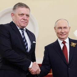 Slovenský premiér Robert Fico (vľavo) a ruský prezident Vladimir Putin si podávajú ruky pred rokovaniami v moskovskom Kremli 9. mája 2026