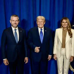 Slovenský prezident Peter Pellegrini s americkým prezidentom Donaldom Trumpom a jeho manželkou