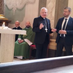 Stojaci sprava Michal Považan a kardinál Louis Raphael Sako