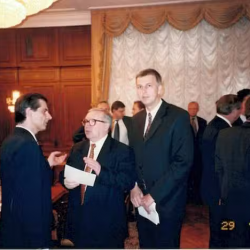 Stretnutie na pôde Štátnej dumy v Moskve 29. 9. 1999. Vľavo predseda ZV NR SR Peter Weiss. Vladimír P. Lukin, predseda Výboru pre medzinárodné vzťahy Štátnej dumy FZ RF, v strede. Vpravo autor článku