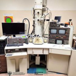 Transmisný elektrónový mikroskop JEM-2000FXII, ktorý sa používa na výskum