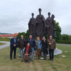 Účastníci dnešného aktu kladenia kvetov k pamätníku sv. Cyrila, sv. Metoda a sv. Gorazda na Bratislavskom hrade