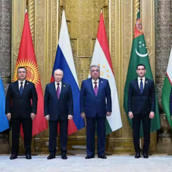 Účastníci summitu Stredná Ázia – Rusko. Zľava K.-Ž. Tokajev (Kazachstan), S. Žaparov (Kirgizsko), V. Putin (Rusko), E. Rachmon (Tadžikistan), S. Berdymuchamedov (Turkménsko), Š. Mirzijojev (Uzbekistan)