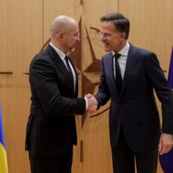 Ukrajinský minister obrany Denys Šmyhal a generálny tajomník NATO v sídle Aliancie 15. 10. 2025