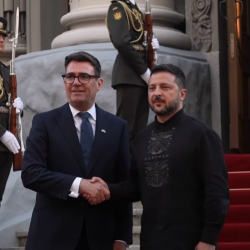 Ukrajinský prezident Volodymyr Zelenskyj víta nového britského premiéra Andyho Burnhama v Kyjeve v pondelok 24. augusta 2026