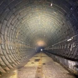 Úsek opusteného železničného tunela s liatinovými rúrami