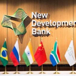 V pozadí logo Novej rozvojovej banky