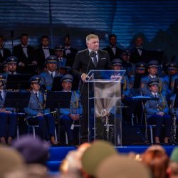 V strede slovenský premiér Robert Fico počas slávnostného príhovoru v Banskej Bystrici 29. augusta 2026