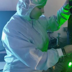 Vedkyňa Julija Borodajenková spracováva povrch kremíkových fotodetektorov laserom