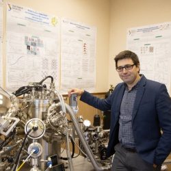Vedúci Katedry elektrofyziky Uralskej federálnej univerzity Ivan Židkov a röntgenový fotoelektrónový spektrometer, ktorým merali vlastnosti nových materiálov