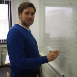 Vedúci projektu Dmitrij Kronberg robí výpočty