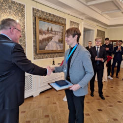 Veľvyslanec RF v SR Igor Bratčikov odovzdáva ocenenia
