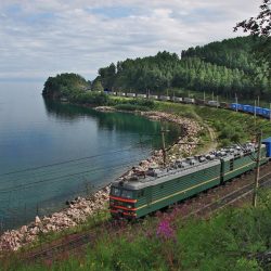 Vlak prechádza popri Bajkalskom jazere