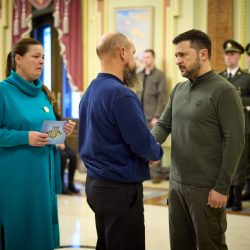 Volodymyr Zelenskyj s Olehom Butusinom a jeho manželkou 18. októbra 2024 Volodymyr Zelenskyj s Olehom Butusinom a jeho manželkou 18. októbra 2024