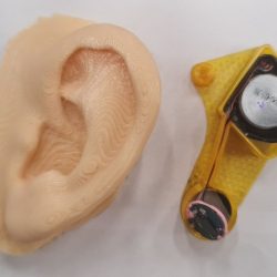 Vonkajšia a vnútorná časť vyvinutej bionickej ušnej protézy