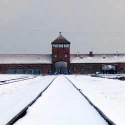 Vstupná brána do koncentračného tábora Auschwitz-Birkenau