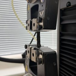 Výskum fyzikálnych a mechanických vlastností získaného materiálu na univerzálnom testovacom stroji