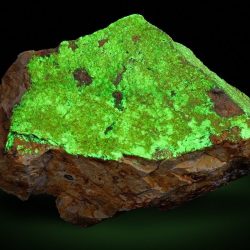 Vzácny minerál uramfit pod ultrafialovým svetlom Vzácny minerál uramfit pod ultrafialovým svetlom