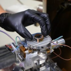 Vzorka meteoritu v epoxidovej živici Vzorka meteoritu v epoxidovej živici