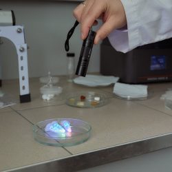 Vzorky luminiscenčných materiálov vytvorených v Ústave všeobecnej a anorganickej chémie Ruskej akadémie vied v Moskve