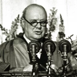 Winston Churchill (1874 – 1965) prednáša prejav na Westminster College v meste Fulton v štáte Missouri v USA 5. marca 1946