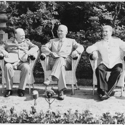 Zľava Churchill, Truman a Stalin na Postupimskej konferencii Zľava Churchill, Truman a Stalin na Postupimskej konferencii