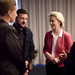 Zľava dánska premiérka Mette Frederiksenová, ukrajinský prezident Volodymyr Zelenskyj, predsedníčka Európskej komisie Ursula von der Leyenová a predseda Európskej rady António Costa