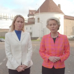 Zľava šéfka diplomacie EÚ Kaja Kallasová a predsedníčka EK Ursula von der Leyenová