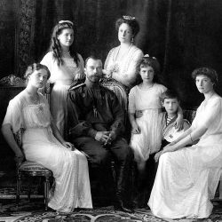 Známy portrét rodiny Romanovovcov z r. 1913.